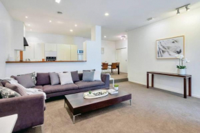Spacious 2 Bedroom Newmarket Apartment with Carpark